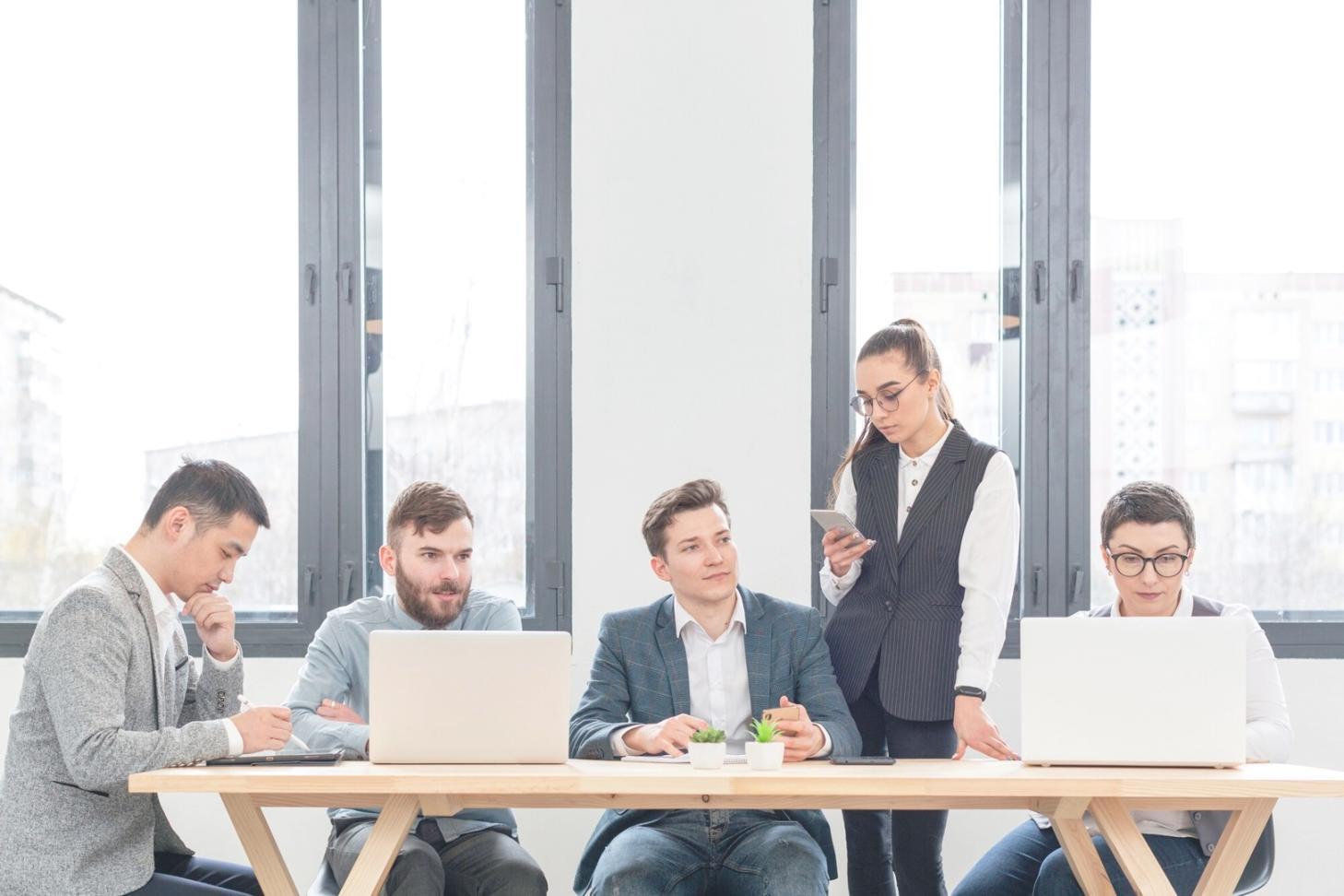 Estudiante revisando conceptos básicos de presupuesto personal