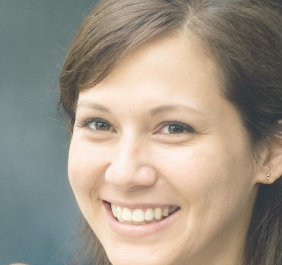 Aitana Berenguer, experta en gestión de deudas y estrategias de ahorro
